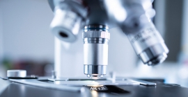 A microscope reads information on a plate 